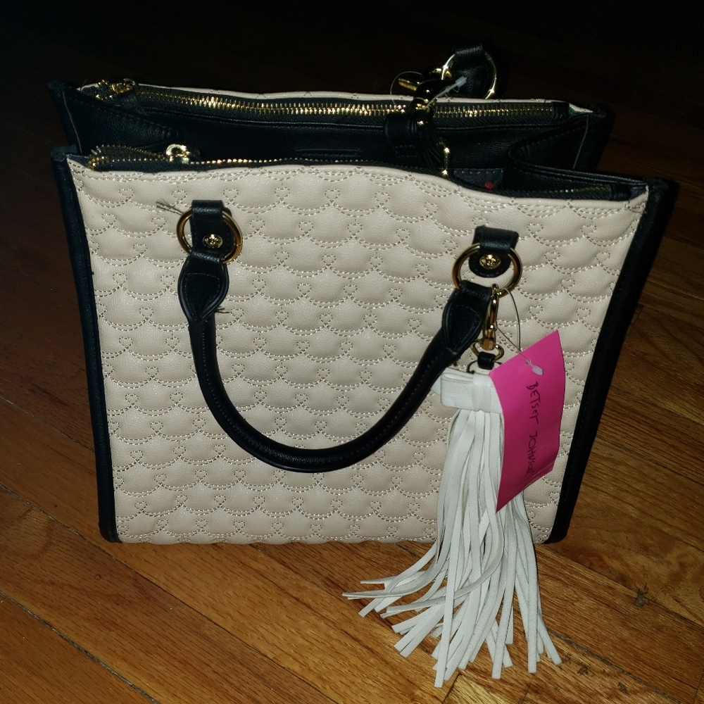 Betsey Johnson swag heart quilted purse NWT